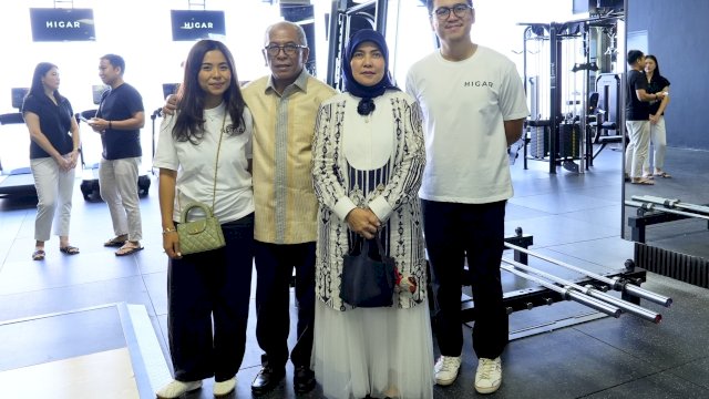Wakil Wali Kota Makassar Aliyah Mustika Ilham (kedua kanan) didampingi Ilham Arief Sirajuddin (kedua kiri) berfoto bersama manajemen saat menghadiri Grand Opening pusat kebugaran HIGAR di kawasan Center Point of Indonesia (CPI) Makassar, Minggu (31/05/2026). (Foto: Dok. Istimewa untuk PortalMedia)