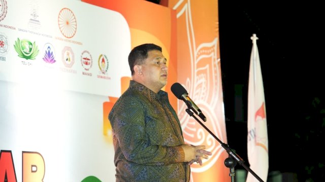 Wali Kota Makassar, Munafri Arifuddin (Appi), memberikan sambutan dalam perayaan Sannipata Waisak 2570 BE/2026 yang digelar oleh Permabudhi di kawasan bersejarah Benteng Fort Rotterdam, Minggu (31/5/2026) malam. (Foto: Dok. Istimewa)