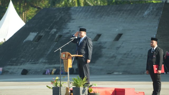 Wali Kota Makassar Munafri Arifuddin saat bertindak sebagai Inspektur Upacara Hari Lahir Pancasila 2026 di Lapangan Karebosi.