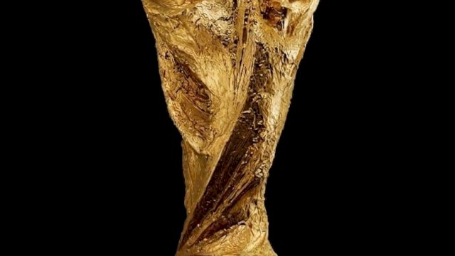 "Edisi Khusus: Prediksi Data Piala Dunia 2026. Siapakah yang akan mengangkat trofi emas ikonik ini? Simak peta kekuatan tim-tim unggulan berdasarkan hitungan probabilitas ilmiah terbaru."
