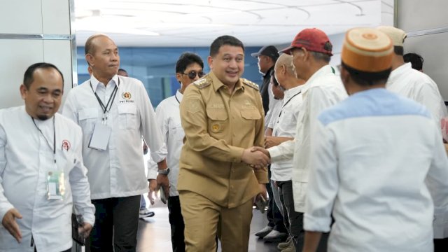 Wali Kota Makassar, Munafri Arifuddin (tengah), disambut hangat oleh jajaran pengurus dan anggota PWI saat menghadiri Pembukaan Konferensi PWI Provinsi Sulawesi Selatan di Gedung Fajar Graha Pena, Makassar, Selasa (2/6/2026).