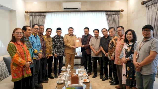 Wali Kota Makassar, Munafri Arifuddin (tengah kiri), menerima dokumen dari Ketua Umum PGIW Sulselra, Pdt. Yohanis Metris (tengah kanan), didampingi jajaran pengurus dalam agenda audiensi dan silaturahmi di Rumah Jabatan Wali Kota Makassar, Selasa (2/6/2026).