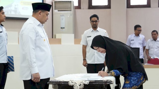 Wali Kota Makassar, Munafri Arifuddin, saat menyaksikan prosesi penandatanganan berita acara pengambilan sumpah dan janji 167 PNS baru lingkup Pemkot Makassar di Ruang Sipakatau Balaikota Makassar, Rabu (3/6/2026).