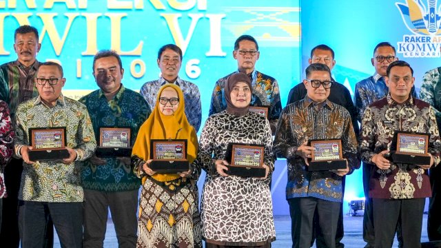 Wakil Wali Kota Makassar, Aliyah Mustika Ilham (tengah), bersama para kepala daerah dan perwakilan pemerintah kota se-Sulawesi, Maluku, dan Papua saat memegang plakat cendera mata dalam acara Gala Dinner Raker Komwil VI APEKSI di pelataran Kantor Balai Kota Kendari, Selasa malam (2/6/2026).