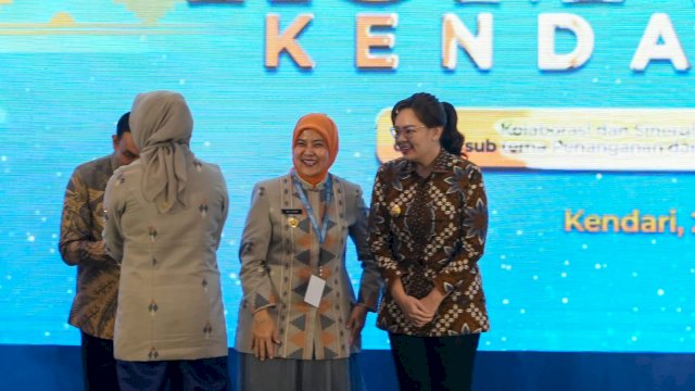 Wakil Wali Kota Makassar, Aliyah Mustika Ilham (tengah jilbab jingga), bersama Wali Kota Kendari, Siska Karina Imran (kanan), saat menghadiri pembukaan Raker APEKSI Komwil VI di Claro Hotel Kendari, Rabu (3/6/2026). Forum ini melahirkan rekomendasi penting terkait tata kelola sampah perkotaan.