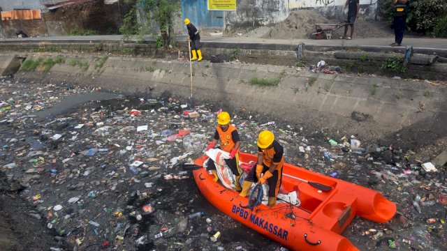 Satuan tugas gabungan dari BPBD Kota Makassar saat mengerahkan perahu karet untuk menyisir dan mengangkut tumpukan sampah kiriman di sepanjang aliran Kanal Jalan Inspeksi, Kelurahan Bara-Baraya Timur, Kecamatan Makassar, Rabu (3/6/2026). Langkah taktis ini diambil merespons cepat aduan warga yang viral di media sosial.