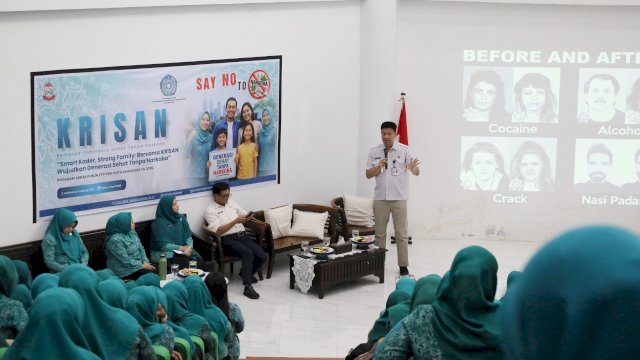Kepala Balai Rehabilitasi BNN Baddoka Makassar dr. Iman Firmansyah saat memberikan edukasi klinis bahaya narkotika pada kegiatan Keluarga Indonesia Sehat Tanpa Narkoba (KRISAN) di Auditorium TP PKK Kota Makassar, Rabu (3/6/2026). Inovasi program ini menyasar penguatan fungsi domestik keluarga dalam memproteksi anak dari ancaman obat terlarang.
