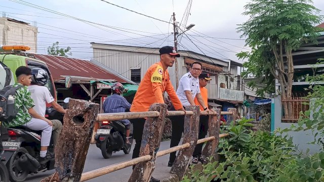 Kepala Pelaksana (Kalak) BPBD Kota Makassar, Muhammad Fadli Tahar (kemeja putih), saat memantau langsung jalannya evakuasi dan pembersihan tumpukan sampah kiriman di Jalan Inspeksi Kanal, Kelurahan Bara-Baraya Timur, Kecamatan Makassar, Rabu (3/6/2026). Langkah tanggap darurat ini diturunkan untuk mencegah potensi penyumbatan aliran air akibat sampah makro.