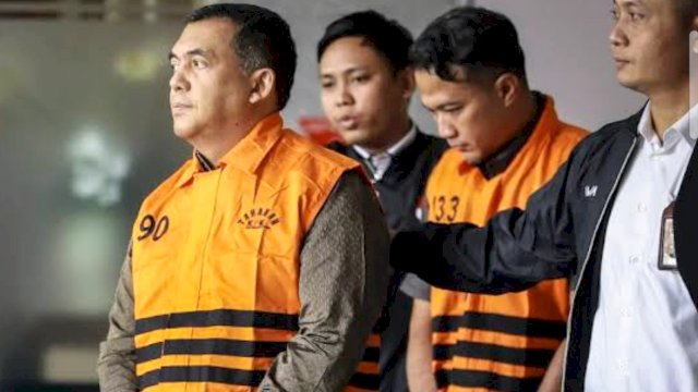 Wakil Menteri Imigrasi dan Pemasyarakatan (Wamen Imipas), Silmy Karim, saat keluar dari Gedung Merah Putih KPK mengenakan rompi tahanan oranye usai menyerahkan diri ke penyidik. Kasus dugaan pemerasan izin Tenaga Kerja Asing (TKA) ini menjadi salah satu sorotan hukum paling menggemparkan dalam sepekan terakhir