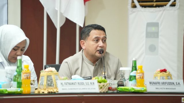 Wali Kota Makassar Munafri Arifuddin (tengah) didampingi Wakil Gubernur Sulsel Fatmawati Rusdi (kiri) saat menyampaikan strategi ketahanan pangan dan usulan teknologi smart greenhouse di hadapan Komisi IV DPR RI di BRMP Sulsel, Jumat (5/6/2026).