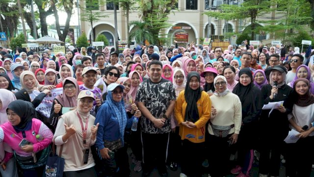 Wali Kota Makassar Munafri Arifuddin dikerumuni warga dan komunitas kesehatan saat mengampanyekan gerakan Makassar Bebas Asap Rokok dalam peringatan Hari Tanpa Tembakau Sedunia (HTTS) 2026 di kawasan CFD Jalan Sudirman, Minggu (7/6/2026).