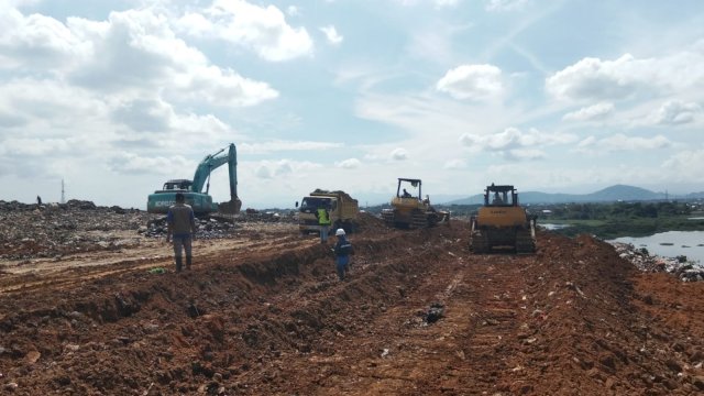 Jajaran alat berat dikerahkan Dinas PU Kota Makassar untuk meratakan lapisan tanah urug (cover soil) di TPA Antang sebagai bagian dari transisi sistem pengelolaan sampah menuju metode sanitary landfill, Senin (8/6/2026).
