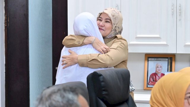Wakil Wali Kota Makassar, Aliyah Mustika Ilham, mendekap hangat Ketua IBI Kota Makassar, Emilia Harnani, di sela-sela audiensi persiapan HUT IBI ke-75 di Ruang Rapat Wakil Wali Kota, Senin (8/6/2026).