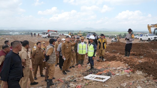 Wali Kota Makassar, Munafri Arifuddin, didampingi jajaran pejabat teknis dan pengawas lapangan saat meninjau langsung progres proyek pembenahan vegetasi dan penimbunan tanah urug (cover soil) di TPA Antang, Kecamatan Manggala, Selasa (9/6/2026).