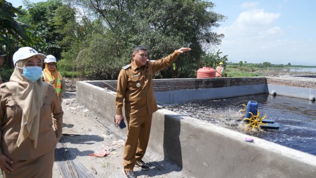 Wali Kota Makassar, Munafri Arifuddin, memberikan instruksi teknis saat meninjau langsung kondisi dan sistem pengolahan bertahap pada 10 kolam lindi di sisi utara kawasan TPA Antang, Kecamatan Manggala, Selasa (9/6/2026).