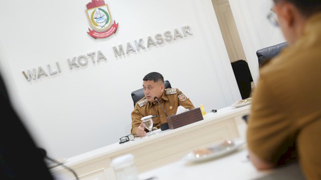 Wali Kota Makassar, Munafri Arifuddin, memberikan arahan teknis saat menerima kunjungan audiensi direksi PT Fokus Indo Lighting terkait rencana investasi modernisasi lampu penerangan jalan umum (PJU) di Balai Kota Makassar, Selasa (9/6/2026).