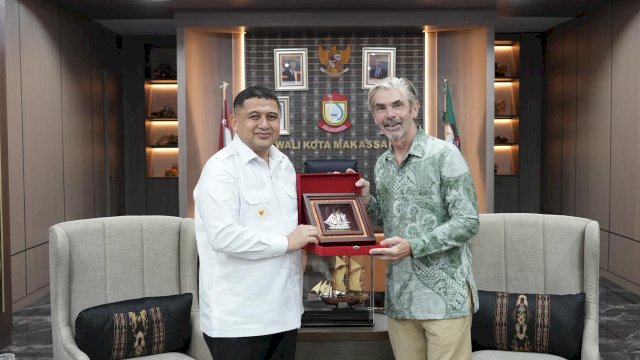 Wali Kota Makassar, Munafri Arifuddin (kiri), menyerahkan cenderamata khas Makassar kepada Minister Counsellor Uni Eropa untuk ASEAN, Antoine Ripoll (kanan), saat melakukan kunjungan resmi di Balai Kota Makassar, Rabu (10/6/2026).