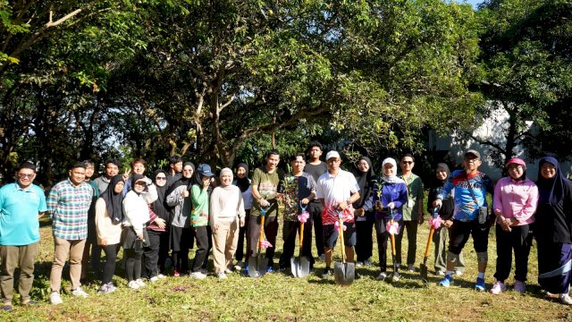 People & Culture Director KALLA, Disa Rizky Novianty, bersama karyawan lmelakukan Kick Off Komunitas Teman Jalan Insan Kalla yang juga menjadi rangkaian peringatan Hari Lingkungan Hidup Sedunia 2026 di Bukit Baruga, Minggu (7/6/2026) lalu.