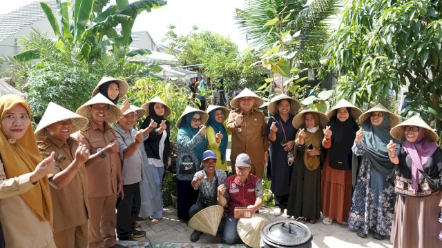 Wali Kota Makassar, Munafri Arifuddin, saat mengunjungi kawasan Cluster Berlian Permai (CBP) Manggala untuk melihat langsung inovasi pengelolaan sampah dan urban farming berbasis komunitas yang digerakkan oleh BSU Nurul Ilmi, Kamis (11/6/2026).