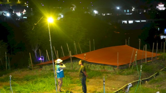 Petani bawang dan petugas PLN saat meninjau kebun bawang di Kabupaten Enrekang.