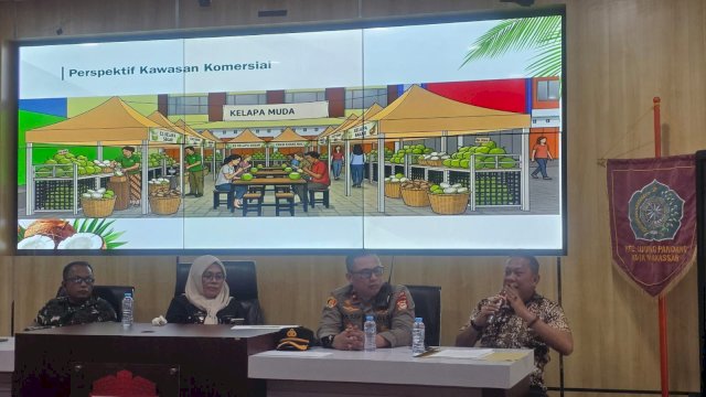 Jajaran Perumda Pasar Makassar Raya bersama Pemerintah Kecamatan Ujung Pandang saat menggelar sosialisasi relokasi, Kamis (11/6/2026). Di latar belakang, tampak paparan visual prospek kawasan komersial tenda kerucut kelapa muda yang disiapkan di Pasar Kampung Baru.