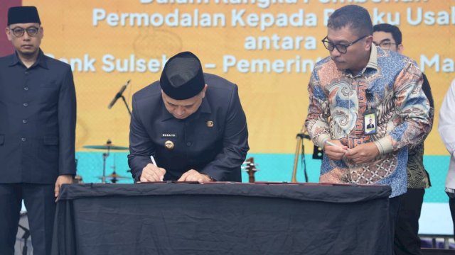 Wali Kota Makassar, Munafri Arifuddin, menandatangani nota kesepahaman (MoU) kerja sama penyaluran KUR bersama Bank Sulselbar di sela-sela pembukaan Ewa-Ko Fest 2026 di Benteng Fort Rotterdam, Kamis (11/6/2026). Kerjasama ini disiapkan sebagai solusi permodalan bagi UMKM dan PKL pasca-penataan kota.