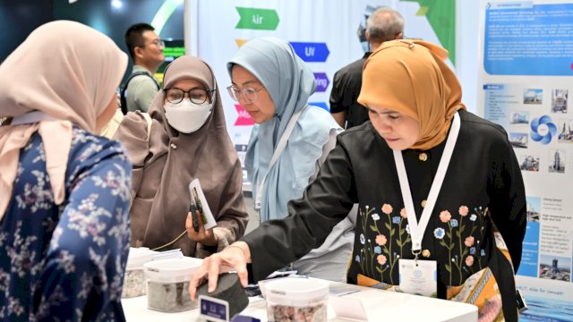Wakil Wali Kota Makassar, Aliyah Mustika Ilham, saat meninjau dan mengamati langsung inovasi teknologi ramah lingkungan di area pameran INVIROTECH 2026 yang digelar di JICC, Jakarta, Kamis (11/6/2026). Kunjungan ini merupakan bagian dari upaya Pemkot Makassar berburu solusi inovatif bagi pengelolaan lingkungan perkotaan.