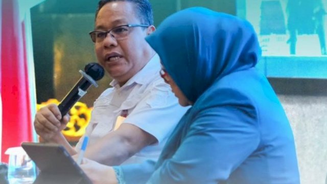 Kepala Bappeda Kota Makassar, Dahyal, saat memberikan pemaparan dalam rapat koordinasi dan penyelarasan data program pembangunan inklusif bersama pengurus TP PKK Kota Makassar. Kemitraan ini memproyeksikan kader PKK sebagai ujung tombak penanganan stunting dan inflasi di Makassar.