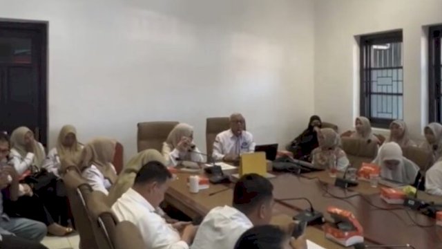 Jajaran Bappeda Kota Makassar bersama lintas OPD saat menggelar Rapat Koordinasi (Rakor) Evaluasi Validasi Kota Sehat Tingkat Nasional Tahun 2025. Pertemuan ini difokuskan untuk mempercepat sinkronisasi data tatanan kota sehat melalui aplikasi si Pantas.