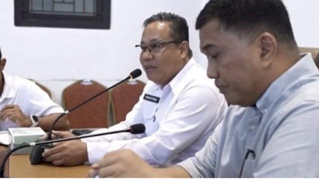 Kepala Bappeda Kota Makassar, Dahyal, saat memimpin rapat lintas perangkat daerah terkait pembentukan Perda Penyertaan Modal dan Aset Daerah Kota Makassar, Rabu (6/5/2026). Regulasi ini digodok sebagai landasan hukum untuk mengoptimalkan pengelolaan investasi dan memperkuat kapasitas fiskal daerah.
