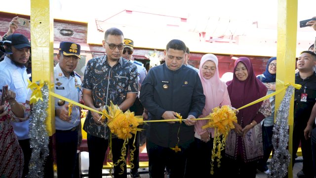 Wali Kota Makassar, Munafri Arifuddin (tengah), didampingi Kepala Dinas Perhubungan Muhammad Rheza (kedua dari kiri) dan jajaran pimpinan OPD saat melakukan prosesi pengguntingan pita soft launching Pete-pete Laut KM Banawa Nusantara 27 di Dermaga Pulau Barrang Lompo, Jumat (12/6/2026). Transportasi laut gratis ini resmi beroperasi untuk melayani mobilitas warga, pelajar, dan tenaga kesehatan di Kecamatan Kepulauan Sangkarrang.