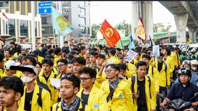Ratusan mahasiswa yang tergabung dalam aliansi BEM UI saat menggelar aksi unjuk rasa di Jakarta, Jumat (12/6/2026). Dalam aksi moral tersebut, mahasiswa melayangkan lima tuntutan krusial kepada pemerintah, mulai dari desakan penurunan harga BBM dan bahan pangan, tata kelola APBN, hingga penghentian program Makan Bergizi Gratis (MBG).