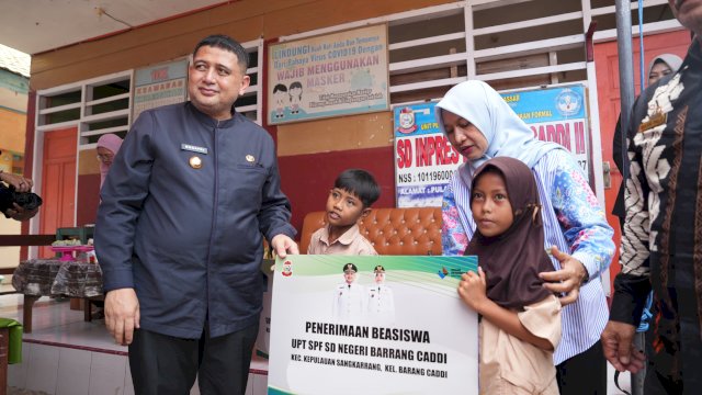 Wali Kota Makassar, Munafri Arifuddin (kiri), didampingi perwakilan tenaga pendidik saat menyerahkan bantuan beasiswa pendidikan secara simbolis kepada murid di SD Inpres Barrang Caddi II, Kecamatan Kepulauan Sangkarrang, Jumat (12/6/2026). Melalui Dinas Pendidikan, Pemkot Makassar mengucurkan total anggaran Rp2,1 miliar untuk beasiswa dan perbaikan sarana sekolah di wilayah pulau terluar