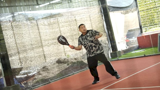 Wali Kota Makassar, Munafri Arifuddin, saat menunjukkan aksinya dalam pertandingan eksibisi Turnamen Padel IKAPTK Nusantara di Vela Padel, Sabtu (13/6/2026). Kehadiran Wali Kota tidak hanya membuka acara secara seremonial, tetapi juga ikut bertanding guna menyebarkan semangat sportivitas dan gaya hidup sehat tanpa sekat senioritas di kalangan alumni purnapraja.
