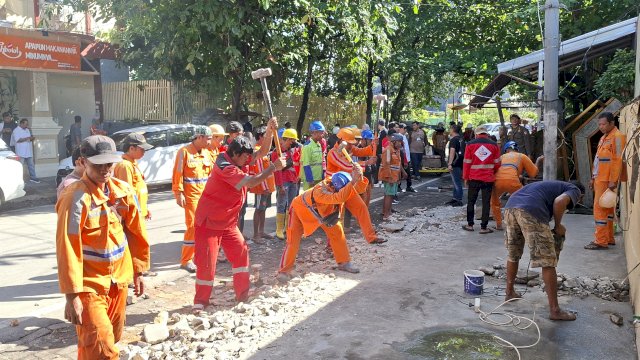 Tim gabungan Pemerintah Kecamatan Mamajang bersama Satpol PP Kota Makassar saat membongkar sisa konstruksi cor beton yang melanggar batas fasilitas umum dalam penertiban terpadu, Jumat (12/6/2026). Langkah tegas tanpa tebang pilih ini diambil untuk menegakkan Perda Nomor 7 Tahun 2021 sekaligus mengembalikan fungsi trotoar dan drainase bagi kepentingan masyarakat luas.