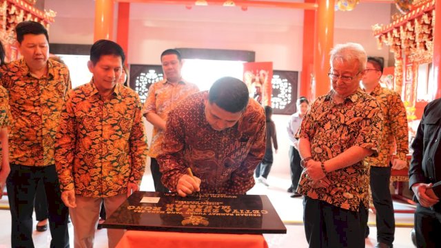 Wali Kota Makassar, Munafri Arifuddin (tengah), saat menandatangani prasasti peresmian Cetiya Zhen An Kong "Sam Ong Hu" di Jalan Pangeran Diponegoro, Sabtu (13/6/2026). Dalam momen tersebut, Wali Kota mengajak pengurus rumah ibadah untuk aktif membangun asimilasi sosial dengan warga sekitar guna mempertahankan posisi Makassar di jajaran 10 besar kota paling toleran di Indonesia.