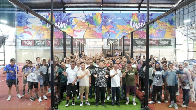 Wali Kota Makassar, Munafri Arifuddin (tengah), berfoto bersama dengan pengurus panitia dan ratusan peserta lintas generasi dalam pembukaan Turnamen Padel IKAPTK Sulsel di Vela Padel, Sabtu (13/6/2026). Ajang ini sukses mengumpulkan 124 alumni pamong praja dari angkatan 1 hingga angkatan 33, termasuk perwakilan dari Sulawesi Tenggara dan Manado.