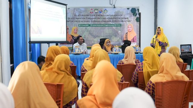 Perwakilan pengurus Pokja Buku PAUD Kota Makassar saat memberikan sambutan dalam acara Silaturahmi dan Sinergi Lintas Sektor di Kantor Kecamatan Tinggimoncong, Kabupaten Gowa, Sabtu (13/6/2026). Forum ini digelar guna menyamakan persepsi dan memperkuat soliditas internal demi mewujudkan sistem layanan PAUD Holistik Integratif (PAUDHI) yang berkualitas di Kota Makassar.