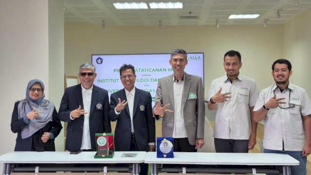 Penandatanganan MoU oleh Rektor Institut Teknologi dan Bisnis Kalla, Syamril, S.T., M.Pd., bersama Rektor Universitas Handayani Makassar, Prof. Dr. Muhammad Yaumi, M.Hum., M.A di Kalla Institute, beberapa waktu lalu. Kolaborasi ini mencakup pelaksanaan Tri Dharma Perguruan Tinggi sekaligus meningkatkan kapasitas kelembagaan kedua institusi.