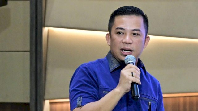 Direktur Eksekutif Parameter Publik Indonesia (PPI), Ras Md, saat memaparkan hasil survei preferensi publik yang menunjukkan 84 persen warga menyetujui percepatan proyek PSEL bertempat di kawasan TPA Tamangapa Antang, Kamis (2/4/2026).