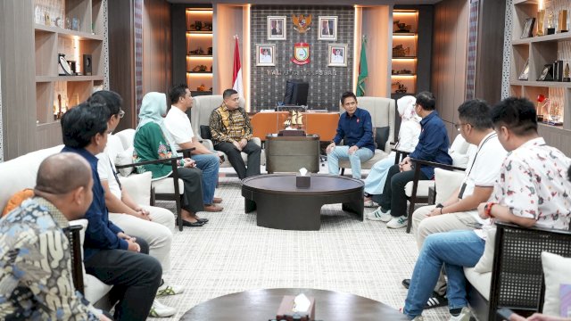 Wali Kota Makassar, Munafri Arifuddin, saat menerima kunjungan audiensi jajaran manajemen Telkomsel Region Sulawesi di Balai Kota Makassar, Kamis (2/4/2025), guna membahas penjajakan program kolaborasi digitalisasi manajemen sekolah.
