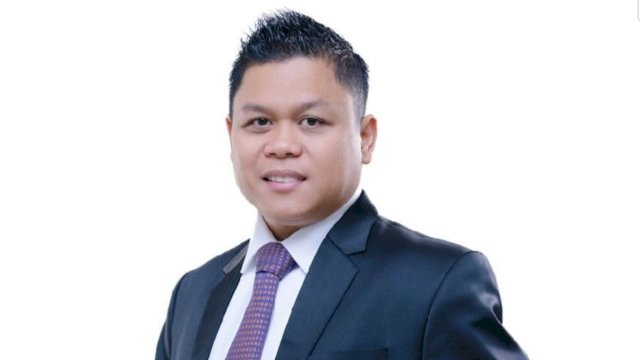 Promovendus Yasir Machmud yang sukses meraih gelar Doktor bidang Ilmu Politik di Universitas Hasanuddin setelah mempertahankan disertasinya mengenai model dukungan politik terhadap kinerja BUMD Sulawesi Selatan, Jumat (2/4/2026).
