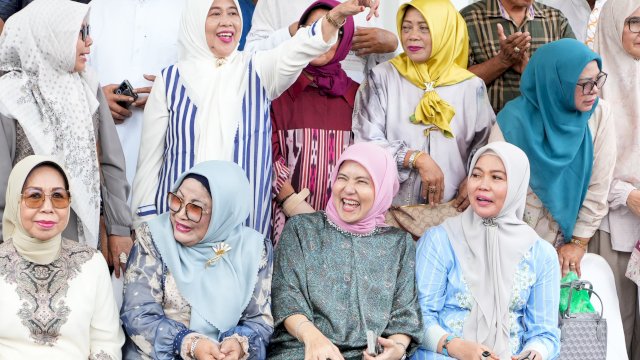 Wakil Wali Kota Makassar, Aliyah Mustika Ilham (duduk, hijab pink), tampak tertawa lepas bersama Anggota DPRD Kota Makassar, Hj. Apiaty K. Amin Syam (berdiri, hijab putih), saat menggelar foto bersama dalam suasana penuh kekeluargaan pada acara Halal Bi Halal purna bakti PNS Pemkot Makassar di Rumah Jabatan Wakil Wali Kota, Jumat (3/4/2026).