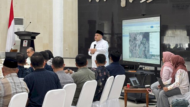 Wali Kota Makassar, Munafri Arifuddin, saat memimpin jalannya rapat koordinasi strategis lintas SKPD di tengah hari libur yang berlangsung di Rumah Jabatan Wali Kota, Jumat (3/4/2026), guna membahas evaluasi program persampahan serta pemetaan wilayah konversi TPA Antang melalui layar digital.