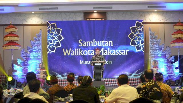 Wali Kota Makassar, Munafri Arifuddin, saat memberikan sambutan resmi mengenai penguatan nilai inklusivitas dan rencana pembentukan Kampung Toleransi pada acara Dharma Santi Perayaan Hari Nyepi Tahun Baru Saka 1948 di Hotel Harper Makassar, Jumat malam (3/4/2026).