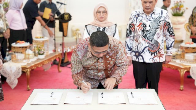 Wali Kota Makassar, Munafri Arifuddin, saat menandatangani dokumen Perjanjian Kerja Sama (PKS) pembangunan fasilitas Pengolahan Sampah menjadi Energi Listrik (PSEL) berbasis aglomerasi Mamminasata, disaksikan oleh perwakilan kepala daerah dan jajaran kementerian terkait di Rumah Jabatan Gubernur Sulsel, Sabtu (4/4/2026).