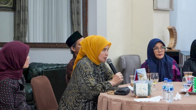 Wakil Wali Kota Makassar, Aliyah Mustika Ilham (tengah, hijab kuning), saat memberikan arahan dan memimpin diskusi strategis mengenai akselerasi industri pariwisata pada acara halal bihalal bersama pengurus ASITA Sulawesi Selatan di Rumah Jabatan Wakil Wali Kota, Sabtu (4/4/2026).