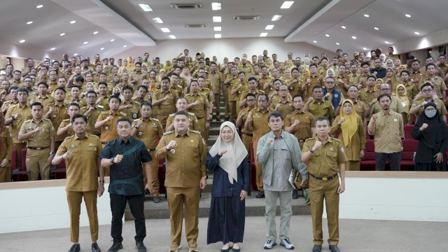 Wali Kota Makassar, Munafri Arifuddin (ketiga dari kiri), didampingi Ketua TP PKK Kota Makassar, Melinda Aksa (tengah, hijab abu-abu), saat melakukan sesi foto bersama dengan seluruh jajaran kepala dinas, camat, dan lurah se-Kota Makassar usai menggelar rapat koordinasi intensif mengenai perombakan sistem manajemen persampahan di Ruang Sipakatau, Kantor Balai Kota Makassar, Senin (6/4/2026).