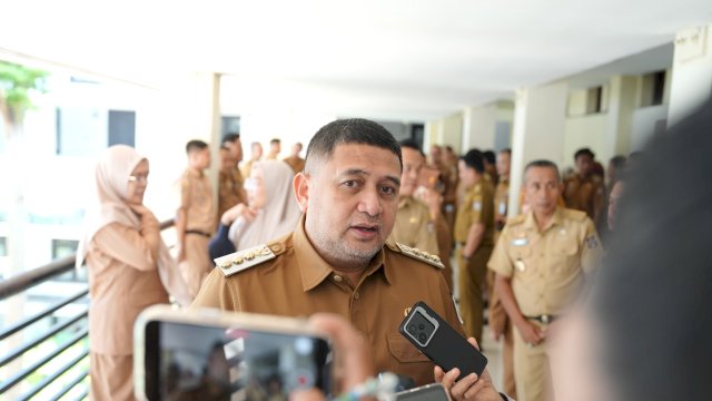 Wali Kota Makassar, Munafri Arifuddin, saat meladeni sesi wawancara cegat (doorstop interview) bersama awak media usai memimpin rapat koordinasi di koridor Kantor Wali Kota, Senin (6/4/2026). Dalam keterangannya, ia menegaskan target 180 hari untuk mentransformasi TPA menjadi sanitary landfill serta mewajibkan program satu kelurahan satu RT/RW bebas sampah.