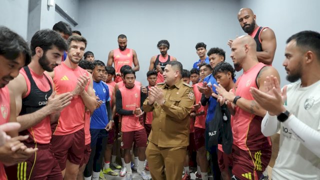 Wali Kota Makassar yang juga mantan CEO PSM, Munafri Arifuddin (tengah, pakaian dinas cokelat), saat memberikan wejangan taktis dan suntikan motivasi berbasis nilai Siri&rsquo; na Pacce kepada para pemain Juku Eja di dalam ruang ganti Stadion Kalegowa, Gowa, Senin (6/4/2026) sore.